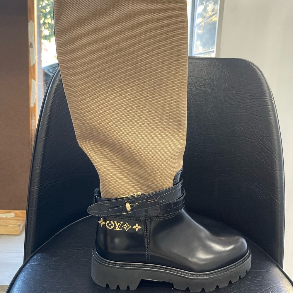 Louis Vuitton territory flat high ranger boot sz36